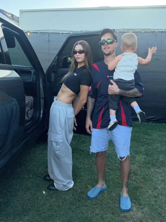 Hailey Bieber Tampil Chic di Coachella bersamababy Jack. [@haileybieber]