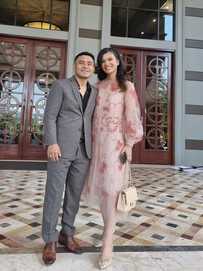 Duma Riris Istri Judika Dibalut Dress saat Hadir Kondangan Anak Hotman Paris