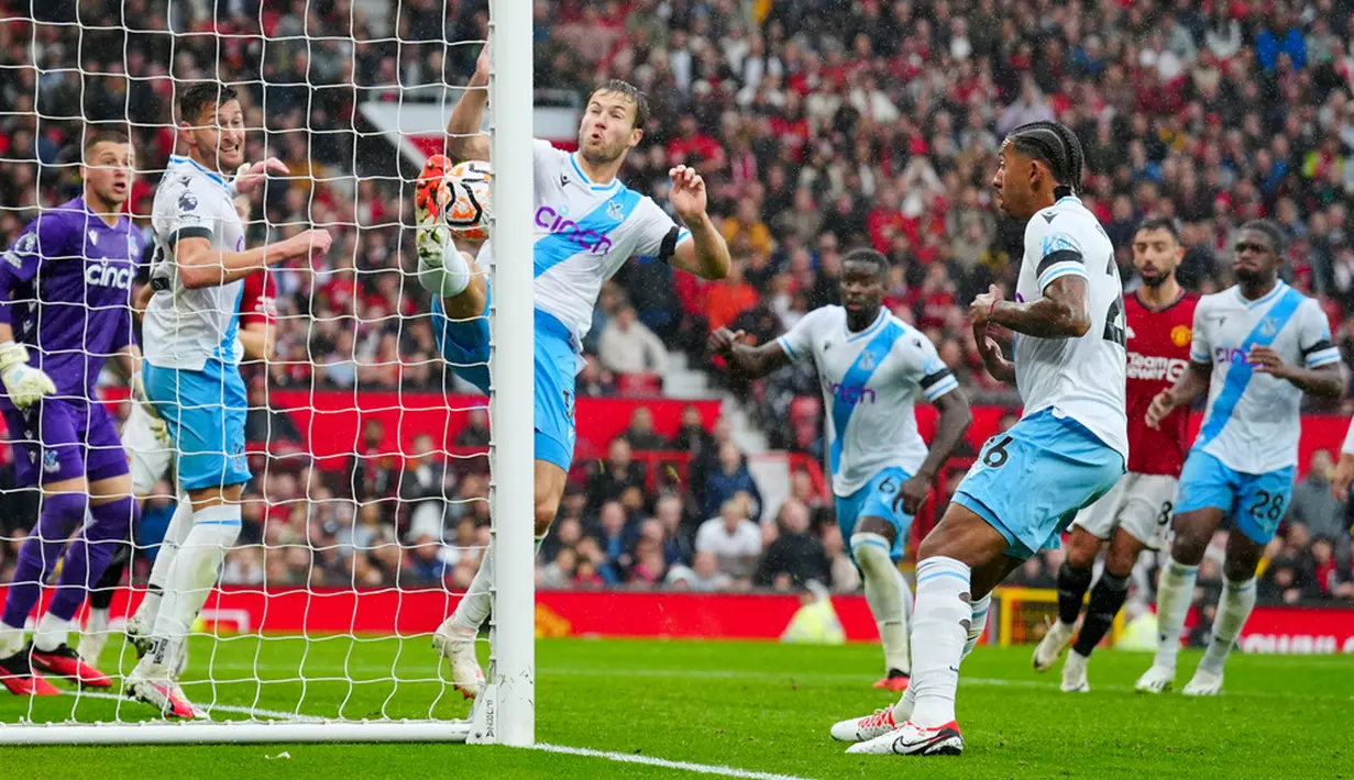 Laga Manchester United kontra Crystal Palace berlangsung ketat sejak awal laga. Tim tamu mengancam melalui tandukan Marc Guehi, tapi masih menyamping di sisi kanan gawang. (AP Photo/Jon Super)