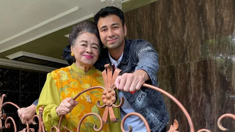 Bergaya Glamor, Ini 6 Potret Mamih Popon Nenek Raffi Ahmad