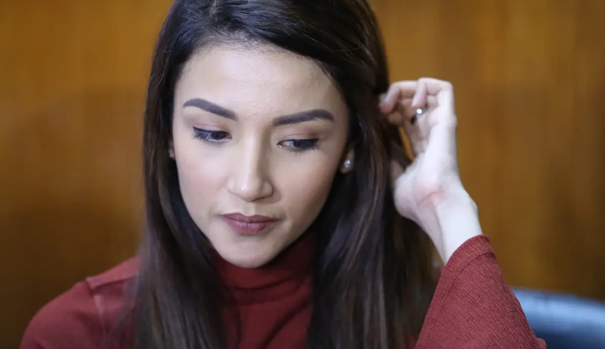 Empat bulan sudah ia tak bisa lagi ketemu dengan buah hatinya. Sebagai seorang ibu, ia bisa merakan bahwa kedua anaknya yang masih balita sangat membutuhkan sosok dirinya. (Adrian Putra/Bintang.com)