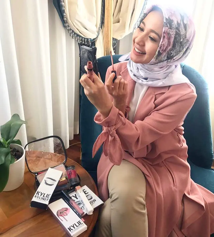 Gaya hijab segi empat ala Laudya Cynthia Bella. (Sumber Foto: alvasus/Instagram)