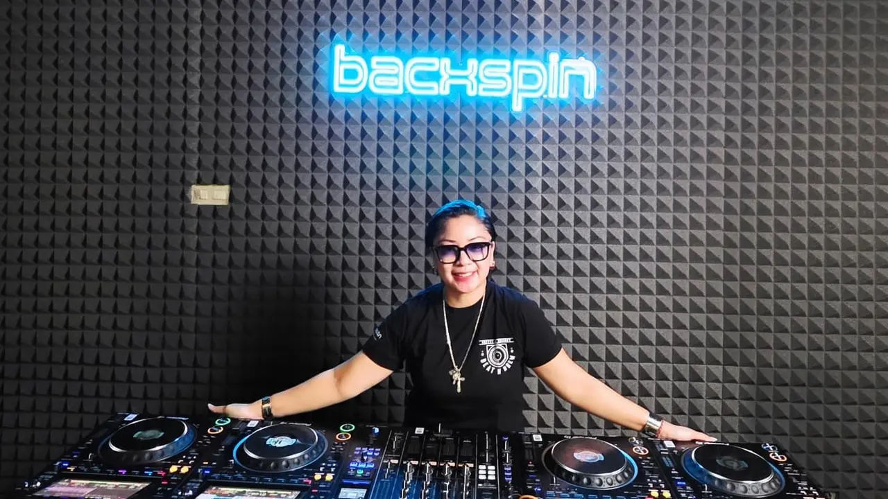 Menikmati Sensasi Nongkrong Unik di Yogya, Ngopi Sambil Belajar DJ