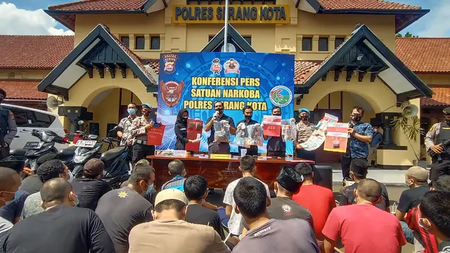 Satnarkoba Polres Serang Kota Menunjukkan Barang Bukti. (Rabu, 31/03/2021). (Liputan6.com/Yandhi Deslatama).