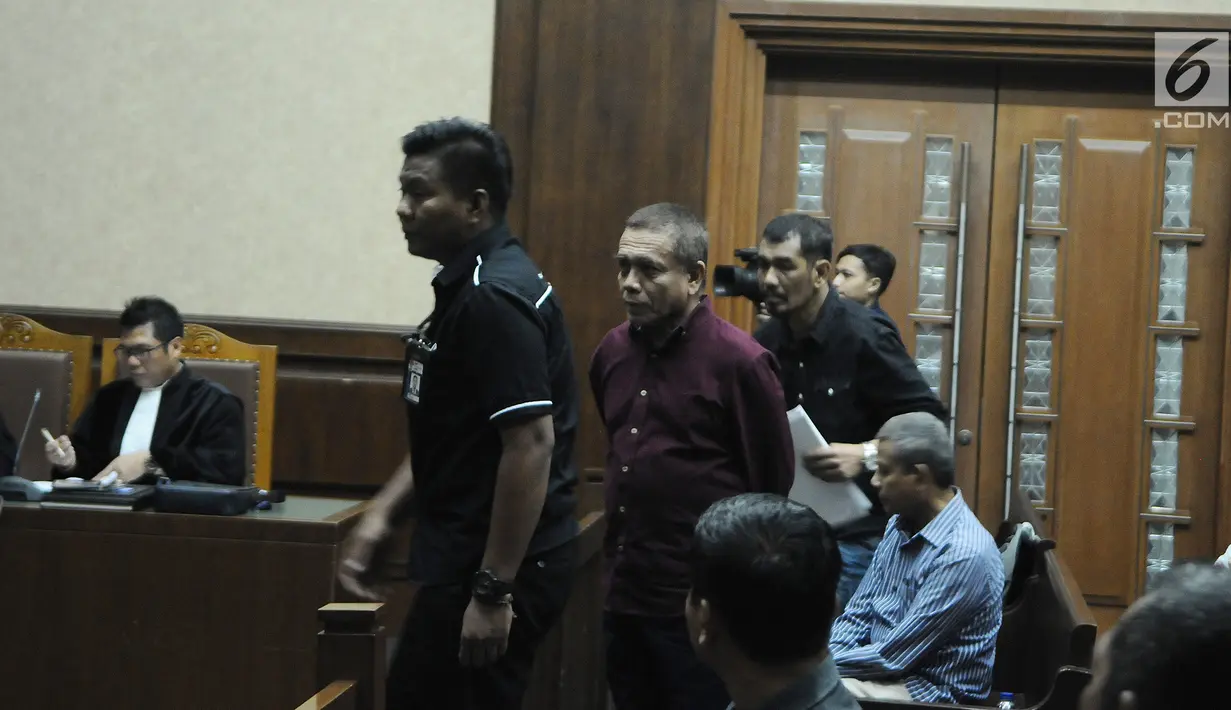 Gubernur non-aktif Aceh Irwandi Yusuf  bersiap menjalani sidang lanjutan di Pengadilan Tipikor, Jakarta, Senin (18/3). Sidang lanjutan dengan agenda pemeriksaan terdakwa dan saksi. (Liputan6.com/Herman Zakharia)