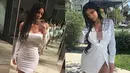 Nah kalau ini saat Kim Kardashian dan Kylie Jenner dibalut dengan dress berwarna putih. Meski keduanya terlihat cantik, mana yang kamu suka? (HollywoodLife)