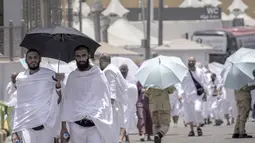 Jemaah haji mulai berbondong-bondong berkumpul di Mina pada hari Tarwiyah tanggal 8 Zulhijah yang bertepatan pada Senin (26/6). (AP Photo/Amr Nabil)