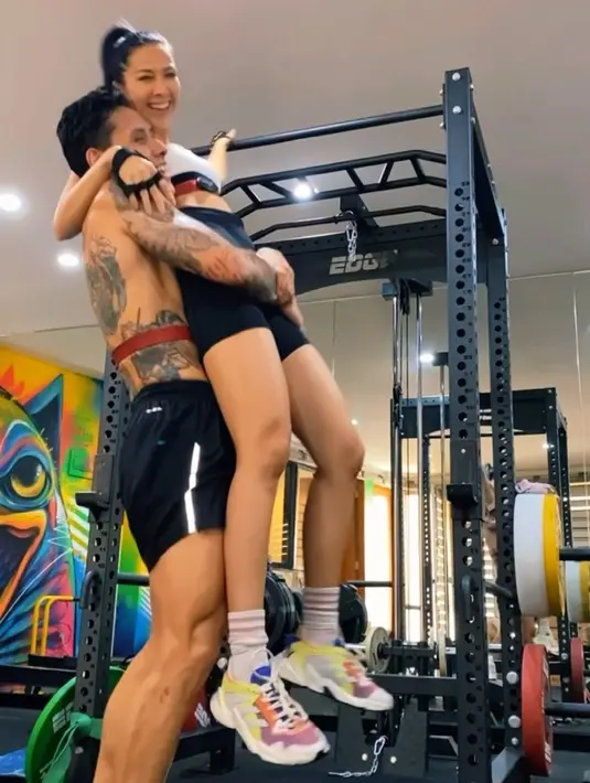 <p>Andrea Dian dan Ganindra Bimo juga kerap melakukan olahraga berdua dan tak jarang berakhir dengan hal-hal romantis seperti peluk dan cium kepada pasangan. (FOTO: instagram.com/andreadianbimo/)</p>