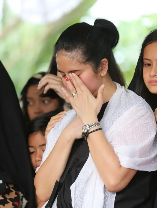 Kondisi yang kian memburuk, akhirnya sang ayah menjalani kemoterapi. Semangat untuk sembuh pun hadir di diri ayah Angie, pasca kemoterapi pun kondisinya semakin membaik, meski ada efek sampingnya, seperti tak napsu makan. (Daniel Kampua/Bintang.com)