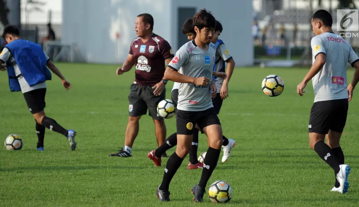Pemain Timnas Thailand U-23 saat latihan di Lapangan B Kompleks GBK, Jakarta, Selasa (29/5). Timnas Thailand U-23 akan melakoni laga uji coba melawan Timnas Indonesia U-23 pada 31 Mei dan 3 Juni mendatang. (Liputan6.com/Helmi Fithriansyah)