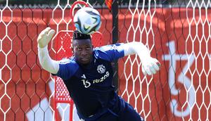 Kiper baru Manchester United, Andre Onana, melakukan latihan perdana bersama timnya di pusat pelatihan Pingry School, New Jersey, Amerika Serikat, Sabtu (22/07/2023) WIB. Oana dibeli oleh MU dari Inter Milan seharga 52,5 euro dengan durasi kontrak selama lima tahun. Sementara itu, skuad asuhan Erik Ten Hag kini tengah menjajal beberapa tim dalam tur pramusim mereka di Amerika Serikat. (Twitter/@ManUtd)
