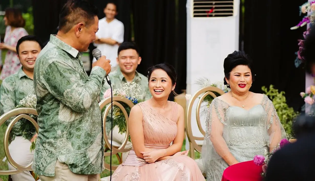 "Puji Tuhan 11 tahun jagain jodoh sendiri 🙏🏼 The engagement of Arif Hidayat dan Gritte Agatha," tulis gritteagathaa dalam unggahan hari ini Senin, 14 Agustus. [Instagram/gritteagathaa]