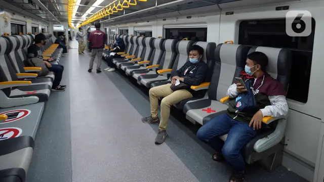 FOTO: Layanan Kereta Bandara Kelas Premium Mulai Beroperasi