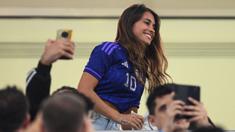 Pemandangan hangat terlihat saat laga Argenitna melawan Australia di babak 16 besar Piala Dunia 2022 yang berlangsung di Ahmad bin Ali Stadium, Minggu (04/12/2022) dini hari WIB. Istri Lionel Messi, Antonella Roccuzzo terlihat datang untuk memberikan dukungan secara langsung di laga spesial suaminya. (AFP/Franck Fife)