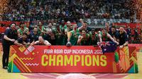 Timnas Basket Australia melakukan selebrasi usai penyerahan trofi juara FIBA Asia Cup 2022 di Istora Senayan, Jakarta, Minggu (24/7/2022). (Bola.com/Bagaskara Lazuardi)