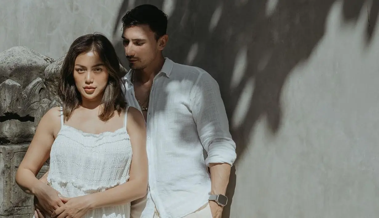 Tak hanya berpegangan tangan, Jedar dan Vincent juga memamerkan kemesraan dalam rumah tangga mereka lewat pose intim yang satu ini. Meski mengenakan busana putih polos tanpa motif, keduanya tampak begitu elegan dalam pemotretan ini. (Liputan6.com/IG/@inijedar)