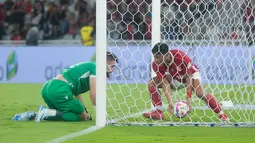 Pemain Liga Indonesia All Star, Eksel Runtukahu, mencetak gol ke gawang Oxford United dalam laga pembuka turnamen Piala Presiden 2025 di Stadion Utama Gelora Bung Karno (SUGBK), Minggu (6/7/2025) malam. (Bola.com/M Iqbal Ichsan)