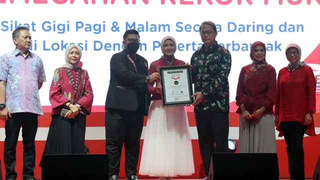Hari Kesehatan Gigi dan Mulut Sedunia Pecahkan Rekor Sikat Gigi Terbanyak