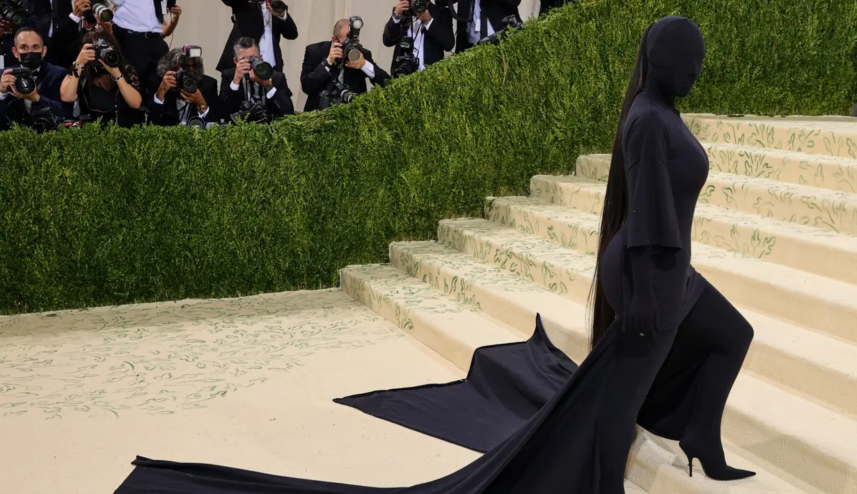 Siapa bisa melupakan penampilan Kim Kardashian dalam balutan gaun Balenciaga di Met Gala kemarin? Gaun ini merupakan rancangan Kanye West yang bekerjasama dengan Demna Gvasalia. Foto: Vogue.