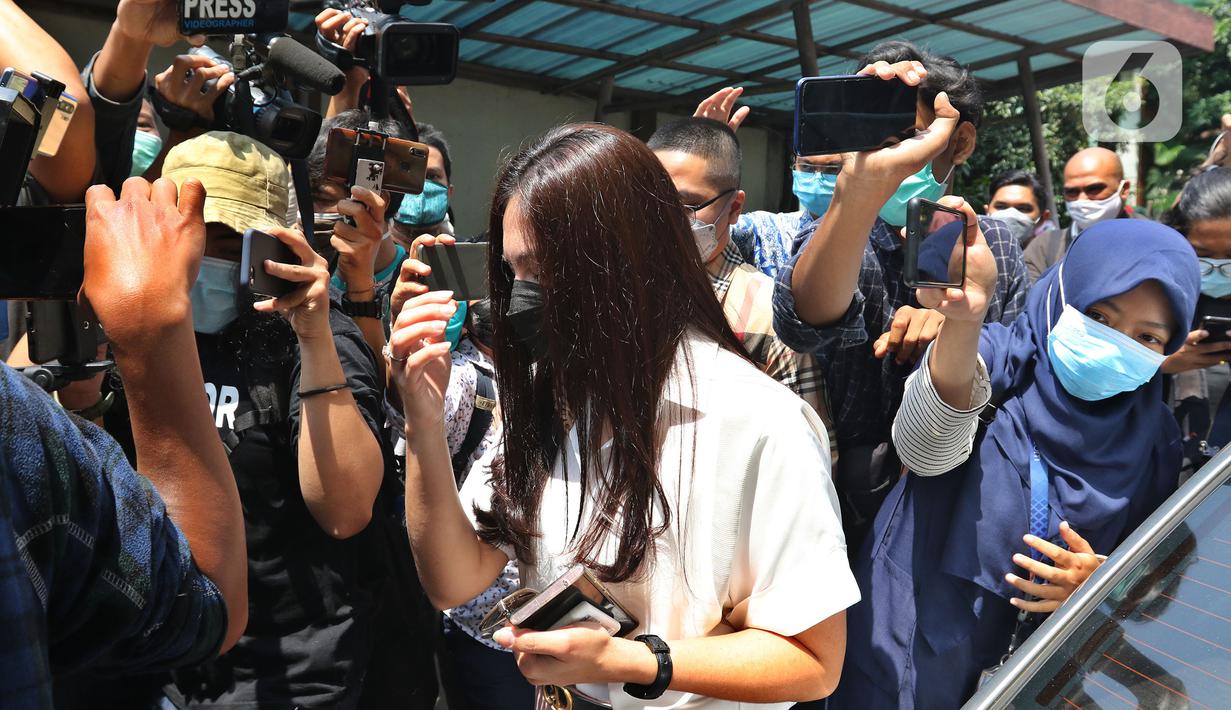 Aktris Wulan Guritno saat menghadiri sidang cerai dengan Adila Dimitri di Pengadilan Agama Jakarta Selatan, Kamis (18/3/2021). Agenda sidang perdana beragendakan mediasi. (Liputan6.com/Herman Zakharia)