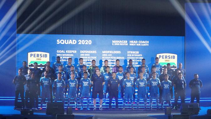 Skuat dan jersey Persib Bandung untuk menghadapi kompetisi Liga 1 2020, resmi diperkenalkan pada Selasa (25/2/2020) malam. (Liputan6.com/Huyogo Simbolon)
