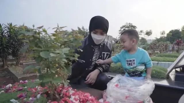Selalu Ungkap Kerinduan, Ini 6 Momen Fuji Bawa Gala Ziarah ke Makam Vanessa dan Bibi