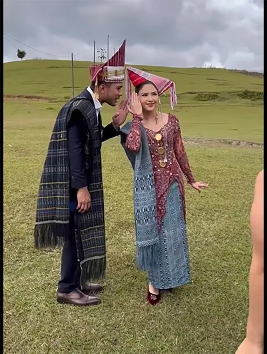 Kemudian marhusip, atau disebut perundingan atau pembicaraan sebelum menikah dengan adat Batak. [Instagram/jscmila]