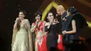 Tiga penyanyi cantik tersebut tampil mengenakan gaun cantik bernuansa hitam, merah, dan emas.  (Galih W. Satria/Bintang.com)