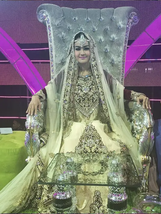 Berpakaian tertutup tidak berarti menutupi kecantikan Julia Perez pula. (Photo : Instagram)