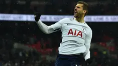 Striker Tottenham Hotspur Fernando Llorente berselebrasi setelah mencetak gol ke gawang Rochdale pada laga ulangan (replay) babak 16 besar Piala FA di Satdion Wembley, Kamis (1/3). Llorente menjadi lakon utama kemenangan Tottenham 6-1. (Glyn KIRK/AFP)