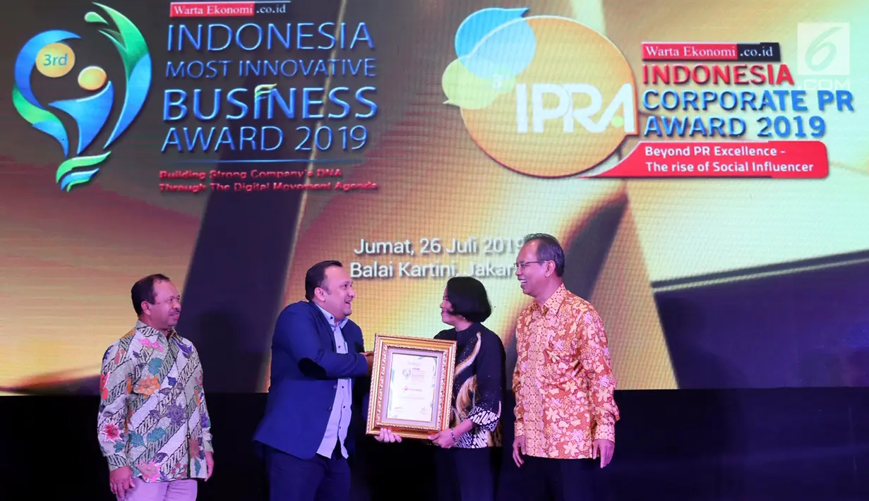 Sekjen Kementerian Kominfo Niken Widiastuti (kedua kanan) memberikan penghargaan kepada Senior Vice President Enterprise Account Management Telkomsel Dharma Simorangkir (kedua kiri) dalam ajang Most Innovative Business Award 2019 di Jakarta, Jumat (26/7/2019). (Liputan6.com/HO/Ady)