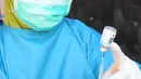 Paramedis bersiap menyuntikkan vaksin COVID-19 secara drive thru di GOR Pajajaran, Kota Bogor, Jawa Barat, Rabu (17/3/2021). Kegiatan ini diselenggarakan oleh Halodoc, Gojek, dan Pemkot Bogor. (merdeka.com/Arie Basuki)