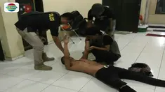 Dua pemuda mengamuk tak terima ditegur pedagang pasar tumpah Balaraja, Tangerang, karena mengebut saat mengendarai sepeda motor di malam takbiran.