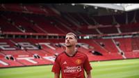 Mason Mount kali pertama berada di Old Trafford sebagai pemain Manchester United (MU) hari Rabu (05/07/2023). (Twitter/MU)