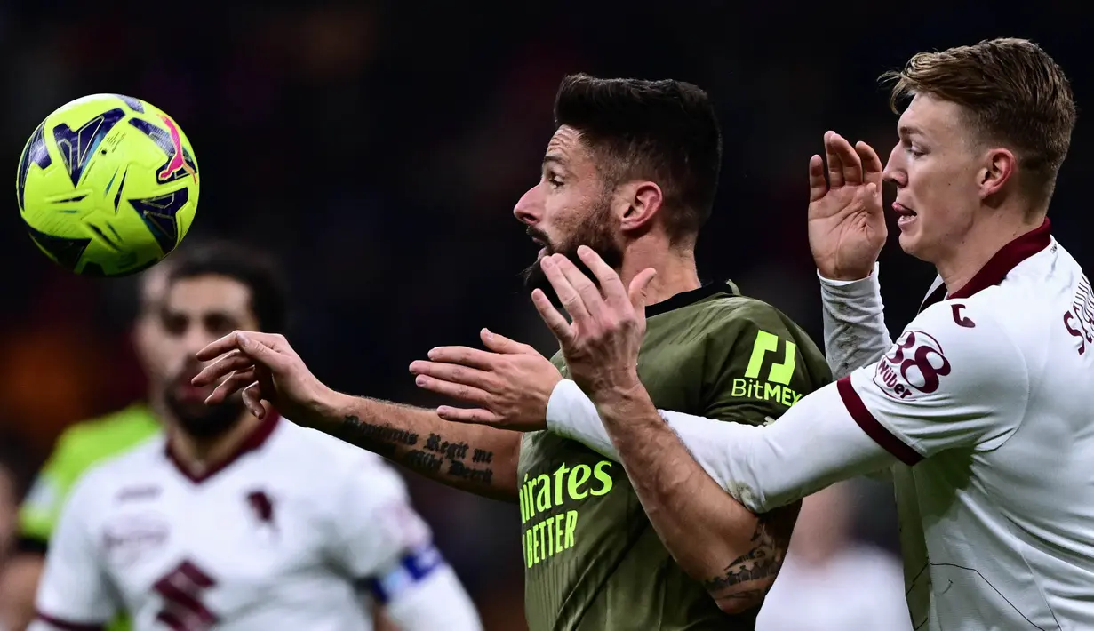 Pemain AC Milan, Olivier Giroud (tengah) mengontrol bola dibayangi pemain Torino, Perr Schuurs dalam duel pekan ke-22 Liga Italia 2022/2023, Sabtu (11/2/2023) dini hari WIB. Olivier Giroud layak dinobatkan sebagai pemain terbaik alias man of the match AC Milan vs Torino. Gol tunggal Milan datang dari aksi impresif Olivier Giroud di menit ke-62. (AFP/Marco Bertorello)