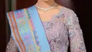Kahiyang memilih tampil mengenakan kebaya ungu brokat berpayet dari Biyan. Dipadukan selendang baby blue bercorak warna-warni senada dengan kain bawahannya. [@bennusorumba]
