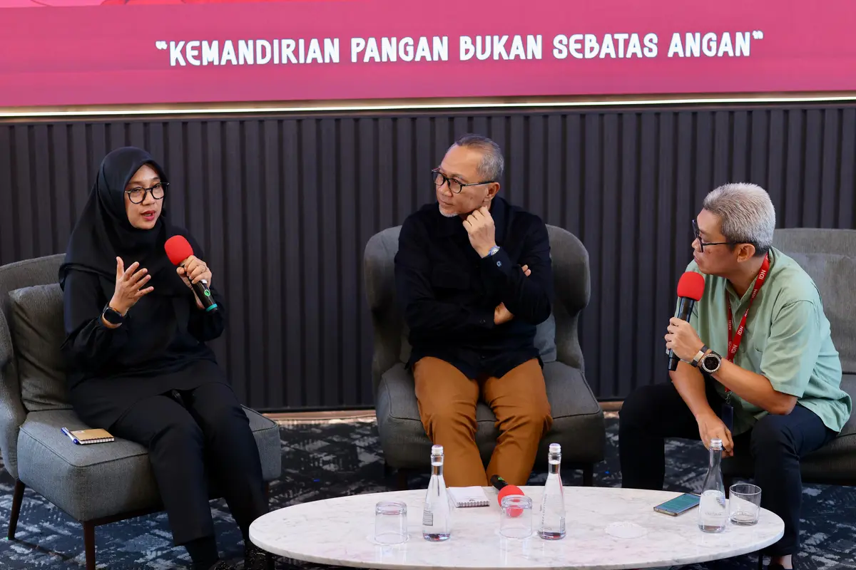 Bupati Banyuwangi Ipuk Fiestiandani (Kanan) memaparkan program ketahanan pangan bersama menko Zulkifli Hasan (Istimewa)
