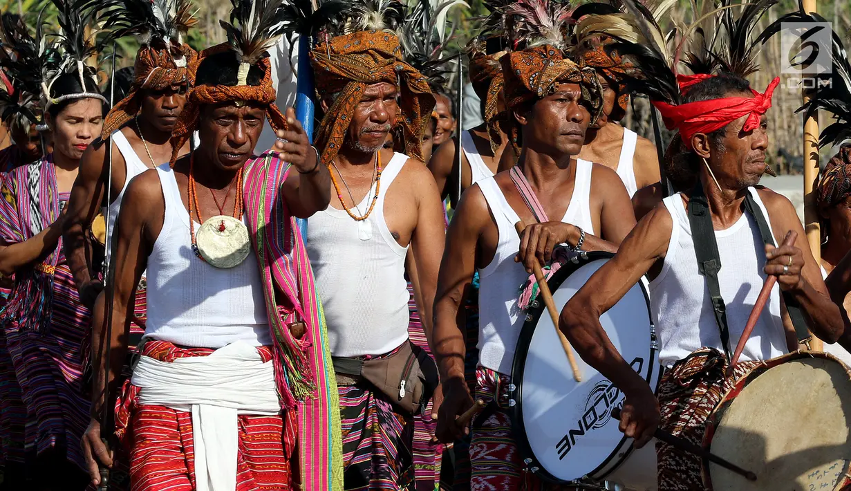 Warga Desa Oebelo menggelar upacara penyambutan saat peresmian bantuan bedah rumah  di Desa Oebelo, Kupang, NTT, Selasa (14/8). Upacara penyambutan diwarnai dengan tarian-tarian menggunakan alat musik baba khas daerah itu. (Liputan6.com/Johan Tallo)