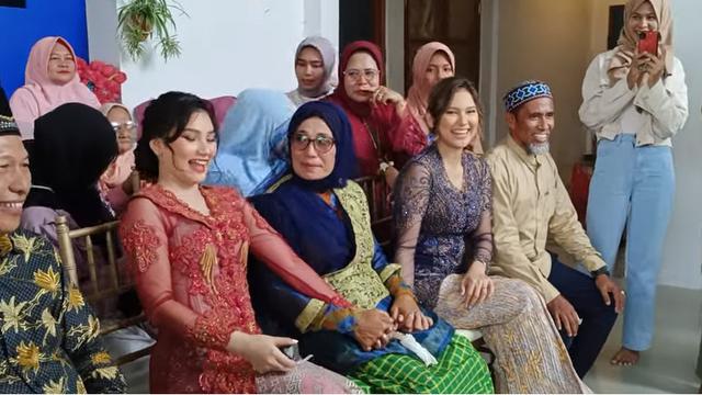 Indah Permatasari dan Ibunya