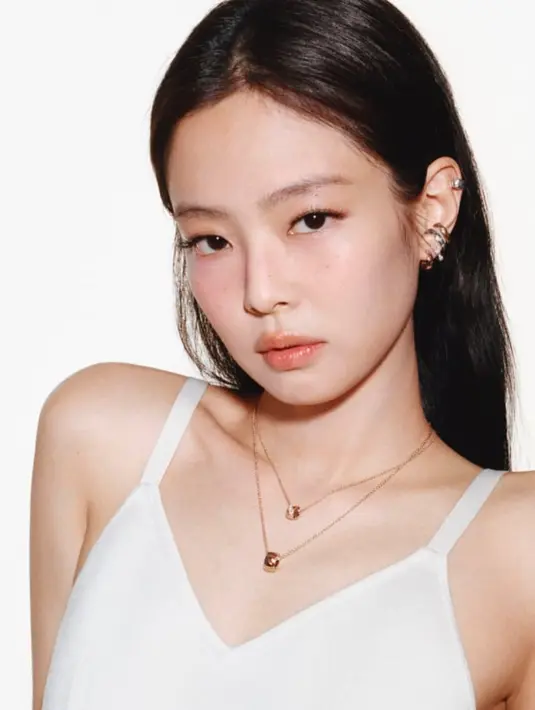 Berlatar belakang Chateau Marmont yang legendaris—di mana setiap ruangan menyimpan rahasia—hotel ini berubah menjadi taman bermain yang menyenangkan untuk CHANEL Fine Jewelry. [Dok. CHANEL]