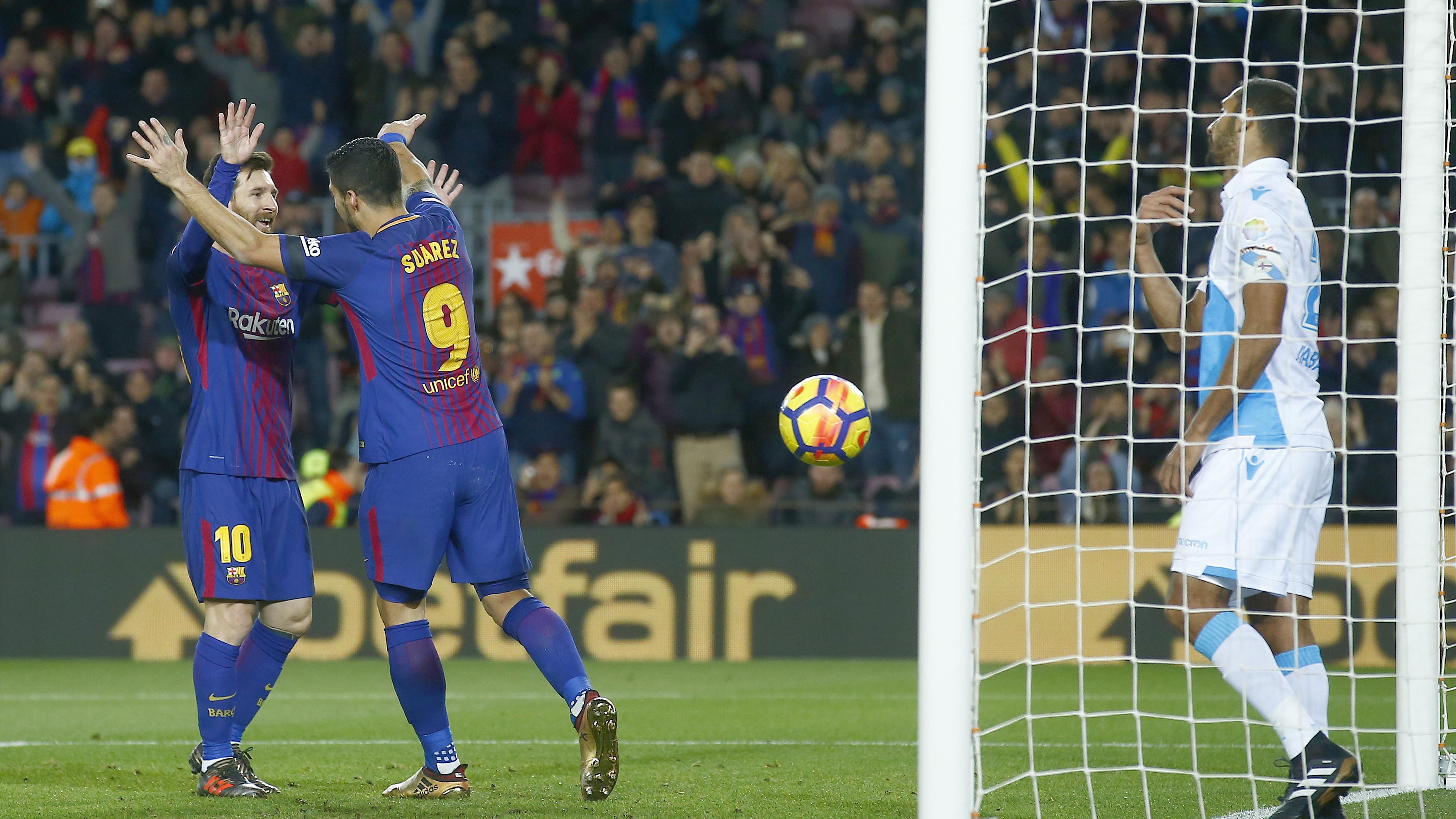 Pemain FC Barcelona, Luis Suarez dan Lionel Messi merayakan gol saat melawan Deportivo Coruna pada lanjutan La Liga Santander di Camp Nou stadium, Barcelona, (17/12/2017). Barcelona menang 4-0. (AP/Manu Fernandez)