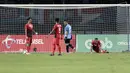 Pemain Indonesia, tampak kecewa usai gawangnya dibobol Palestina pada laga Asian Games di Stadion Patriot, Bekasi, Jawa Barat, Rabu (15/8/2018). (Bola.com/Peksi Cahyo)