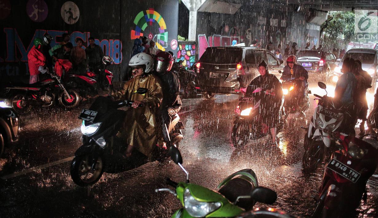 Foto Pengendara Berteduh Saat Hujan Bikin Macet Kolong Flyover