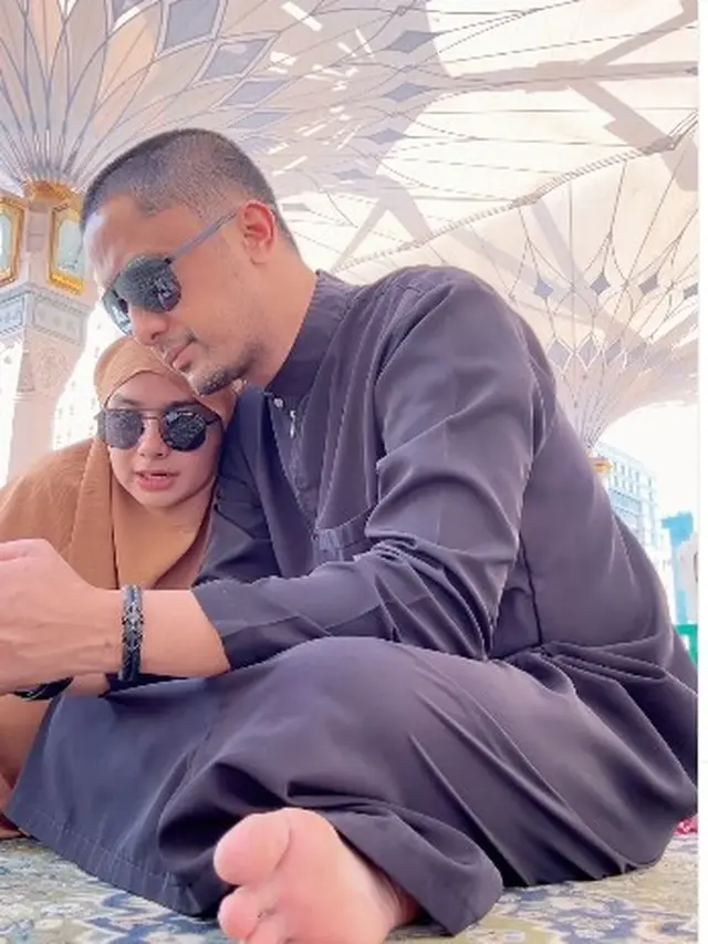 7 Potret Hengky Kurniawan dan Sonya Fatmala saat Jalani Umroh, Curi Perhatian