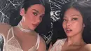Jennie yang dikenal sebagai main rapper dan lead vocalist BLACKPINK, dan Dua Lipa, penyanyi kenamaan asal Inggris-Albania, keduanya telah mencapai puncak kesuksesan di industri musik masing-masing. Kolaborasi ‘Handlebars’ ini menjadi bukti nyata kekuatan dua talenta besar yang bersatu. (Liputan6.com/IG/@dualipa)