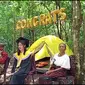 Viral Mahasiswi Ini Jalani Wisuda di Tengah Hutan. (Sumber: Facebook/Wollo Optimal)