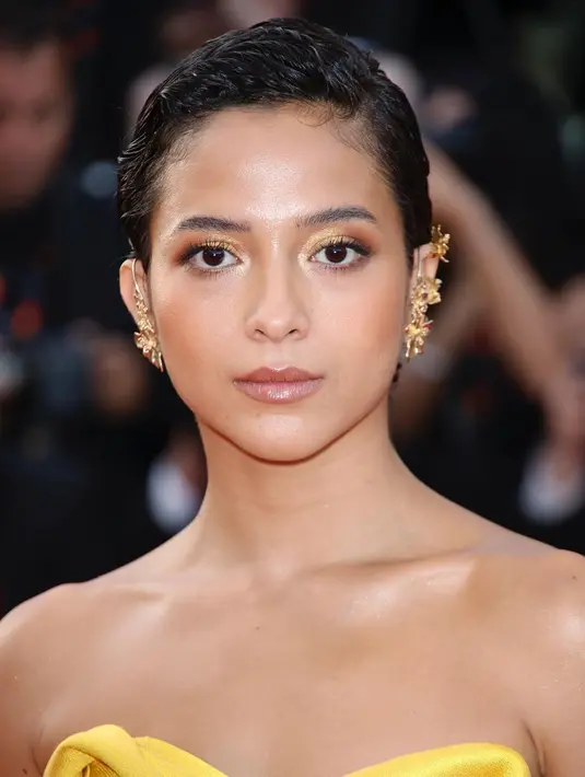 Untuk makeup ini, Aditya Vagueskin memang terinspirasi dari tone warna kulit Putri yang ekotis khas perempuan Indonesia.  [Credit: @glenprasetya].