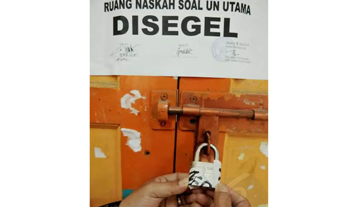 Setelah melalui serangkaian pengecekan sebelumnya, ruangan pun digembok dan disegel (Liputan6.com/Johan Tallo)