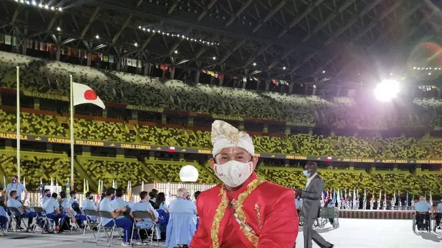 Jaenal Aripin atlet para-atletik kenakan baju khas Bali di pembukaan Paralimpiade Tokyo/2020