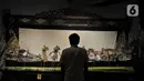 Pengunjung mengamati salah satu koleksi wayang yang ditampilkan dalam pameran 'Wayang Rupa Kita' di Bentara Budaya, Palmerah, Jakarta, Senin (22/11/2021). Pameran tersebut terbuka bagi masyarakat umum pada 19 November hingga 4 Desember 2021 mulai pukul 11.00-16.00. (merdeka.com/Iqbal S. Nugroho)
